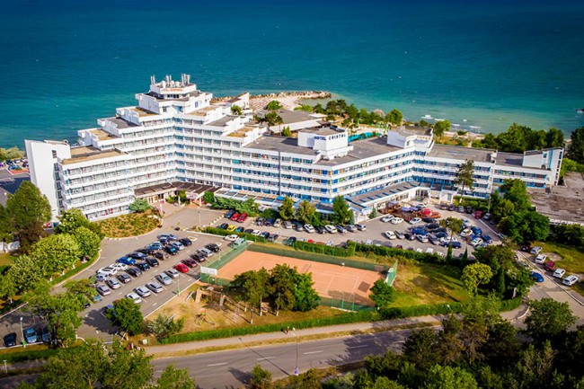 Hotel Aurora fotografie cu panorama din fata cu parcare si teren de tenis si Marea Neagra in fundal