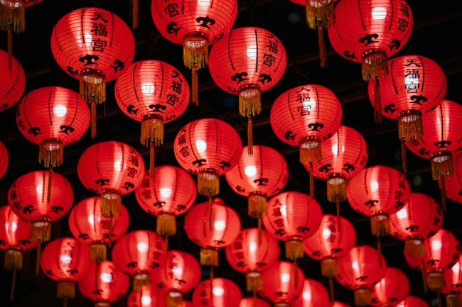 sarbatoare an nou chinezesc cu lampioane rosii decorate cu semnele zodiacului chinezesc