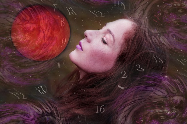 femeie frumoasa cu ochii inchisi cu luna rosie simbolizeaza misterul in zodiac chinezesc