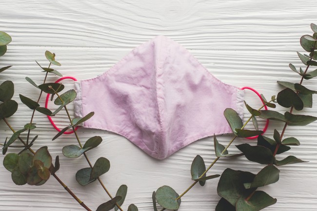 masca roz din fibre textile si frunze de eucalipt concenpt pentru tratarea coronavirusului