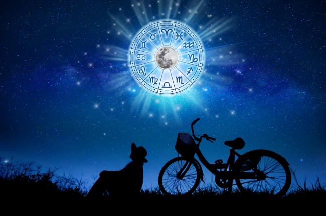 om visator cu bicicleta priveste la luna cu semnele zodiacale ilustratie pentru astrologie pe fundal albastru intuneat