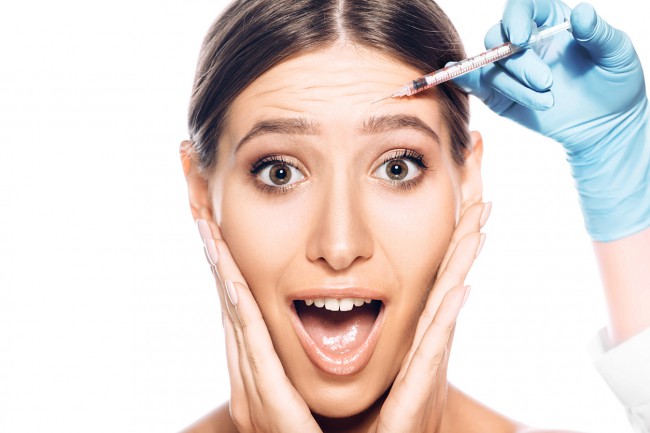 femeie frumoasa face injectie cu botox pentru corectarea ridurilor