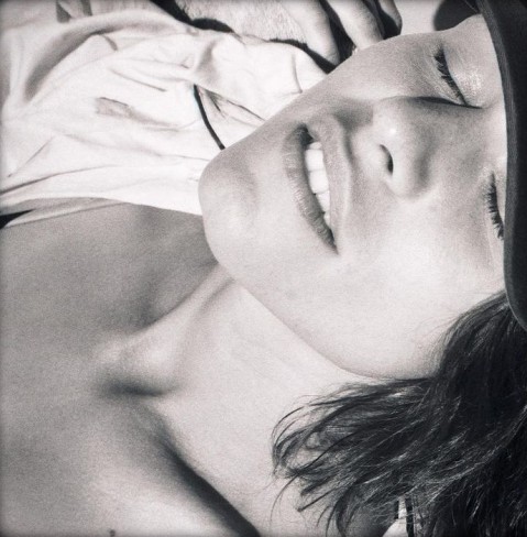 selfie pe Instagram cu Ana Ularu tunsa bob la soare