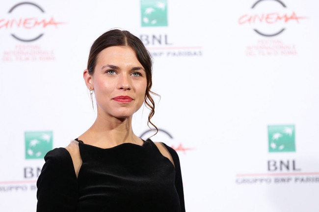 ana ularu imbracata in rochie neagra surprinsa la o premiera cinematografica