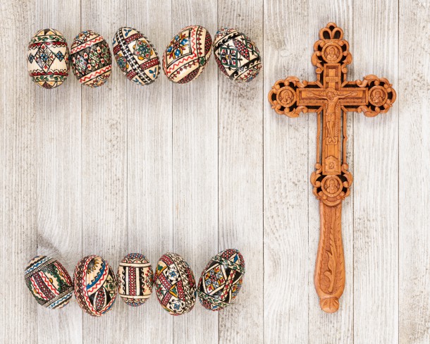 vizual cu cruce ortodoxa alaturi de oua vopsite si incondeiate de Paste in stil romanesc