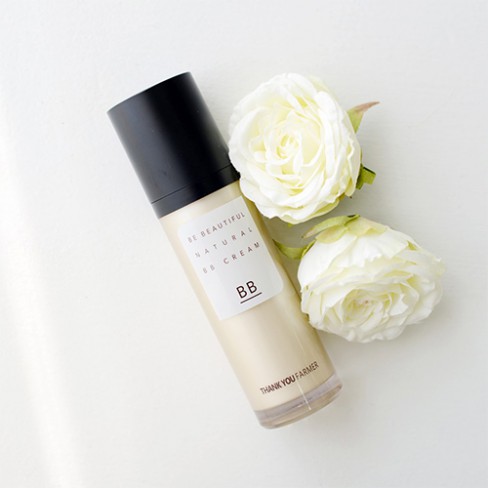 BB Cream XMC Cosmetics alaturi de trandafiri albi