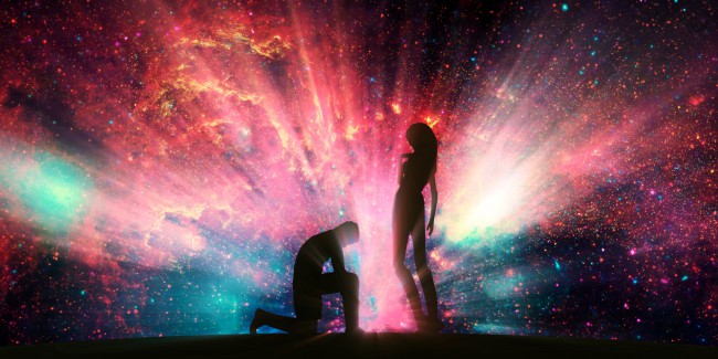 barbat care sta in genunchi in fata unei femei cu apus de soare spectaculos si cer cu stele si planete