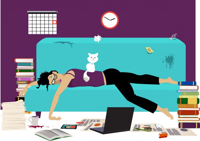femeie care munceste de acasa extenuata, ilustratie cu femeie prabusita pe pat pe care sta o pisica alba