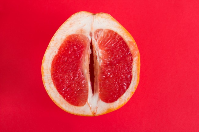 grapefruit rosu care exemplifica labiile la femei