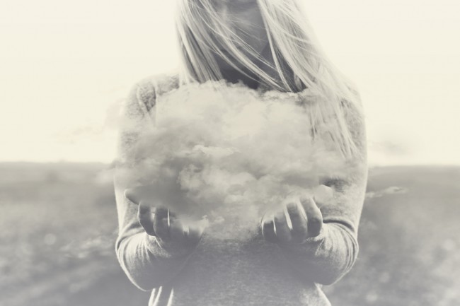 femeie trista si suparata care tine un nor in mana, imagine simbolica pentru depresie