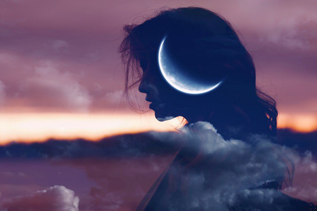 femeie din profil cu cer la asfintit la orizont si detaliu de nori si luna suprapus peste chipul ei