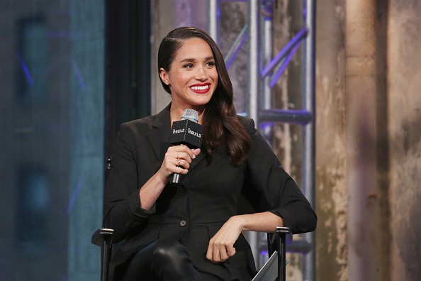 meghan markle imbracata in negru sustine un interviu despre serialul suits