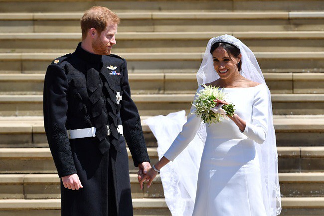 meghan markle in rochie de mireasa pe treptele catedralei sfantul gheorghe alaturi de printul harry