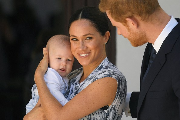 meghan markle il tine in brate pe archie, alaturi este printul harry