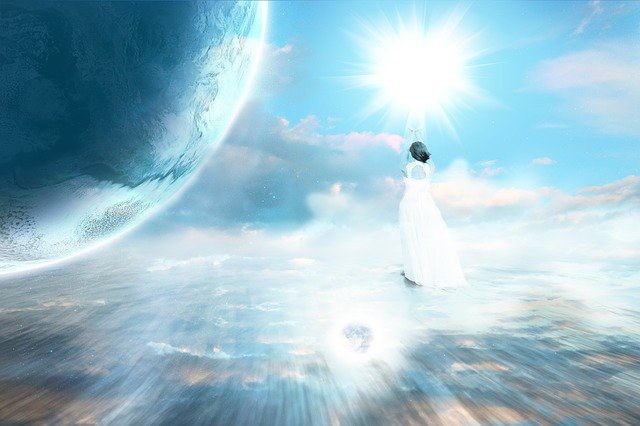 femeie imbracata in alb care priveste la soare, femeie in cer, pe drumul cunoasterii