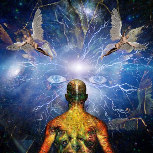 concept mistic cu om in fata unei zeitati pe fundal albastru cu ingeri si simboluri ale ochilor