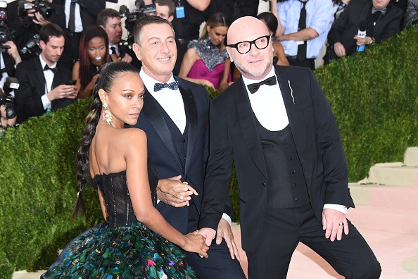 stefano gabbana domenico dolce si zoe saldana la met gala  urca pe trepte si sunt fotografiati in creatii D&G