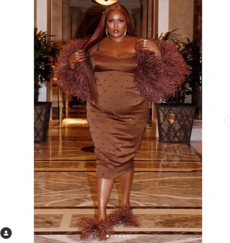 lizzo imbracata intr-o rochie de culoarea bronzului semnata de Dolce & Gabbana