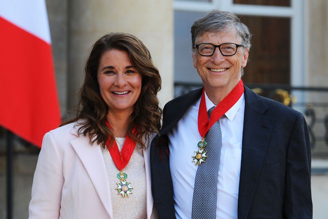 melinda si bill gates cu medalii la gat