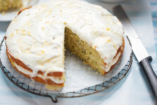 prajitura cu lamaie si glazura de ciocolata taiata/carrot cake cu glazura alba