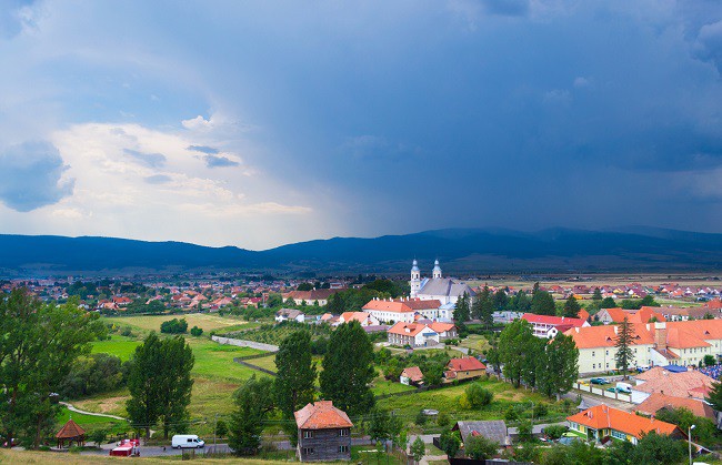 sumuleu ciuc vedere de sus asupra bisericii si caselor