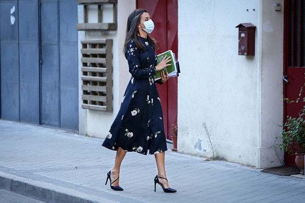 regina letizia se plimba pe strada imbracata in rochie inflorata si pantofi cu toc
