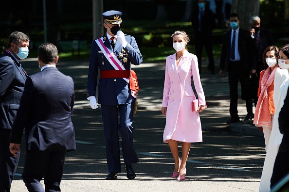regina letizia alaturi de printul felipe imbracata in rochie palton roz alaturi de pantofi si plic in aceeasi culoare