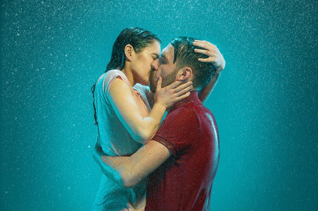 cuplu care se saruta pasional in ploaie