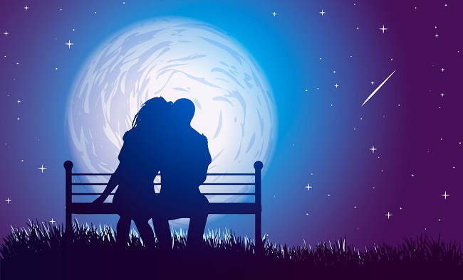 cuplu care sta pe o banca pe fundalul cerului albastru si cu luna 