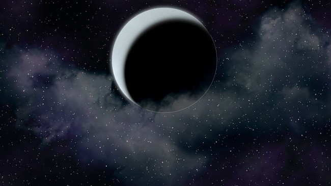 luna noua vizibila pe un cer intunecat si instelat