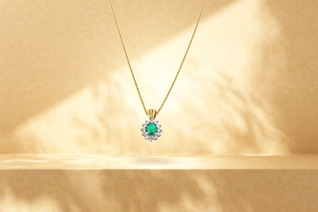 lanțul cu pandantiv din aur alb decorat cu smarald natural și diamante naturale