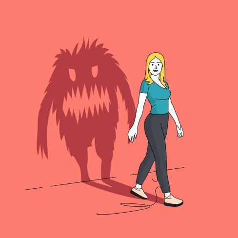 femeie desenata vesela si blonda cu un monstru in spate