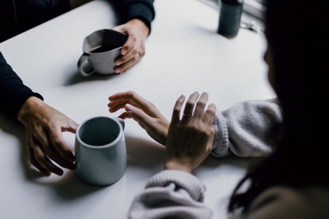 cuplu care discuta la o cafea