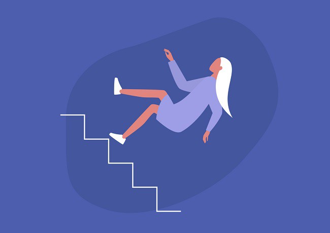 femeie blonda desenata pe fundal albastru care cade pe scari