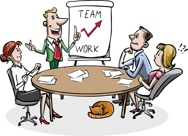 personaje desenate care stau in jurul unui birou si al unei table de echipa