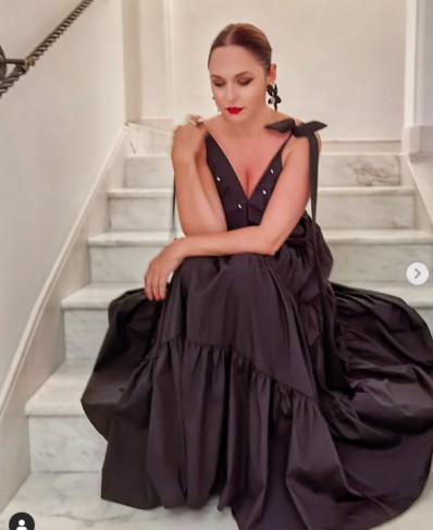 andreea marin imbracata in rochie neagra sta pe scari