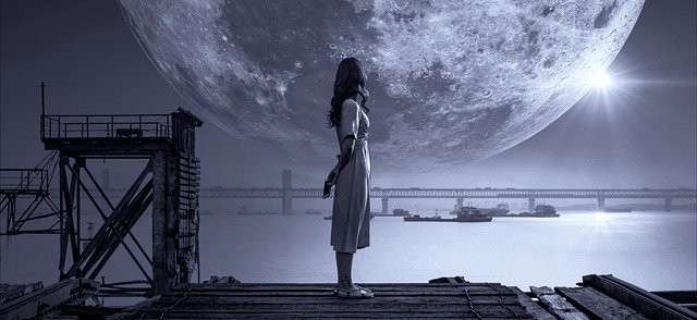 femeie in port scaldata in lumina lunii