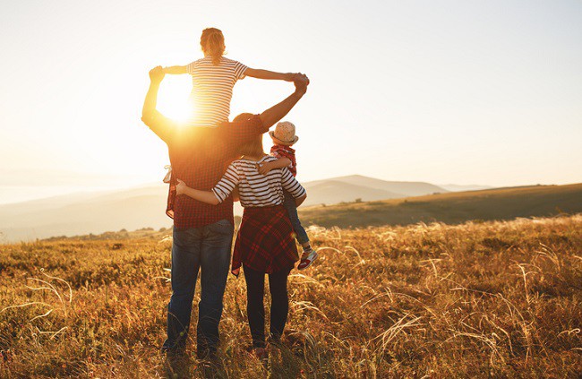 familie cu copii care admira cerul la munte