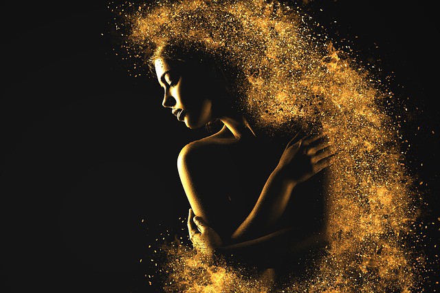 silueta de femeie invaluita de pulbere de aur