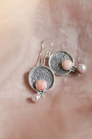 Cerceii din argint cu coral roz și perle