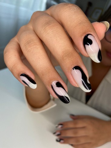 nail art in nuante de alb si negru