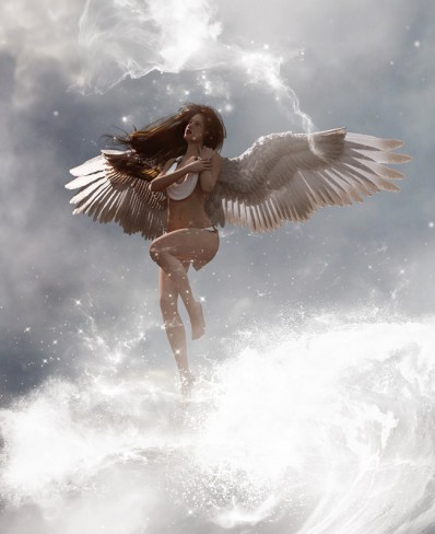 femeie cu aripi albe de inger care se prabuseste un cer printre nori