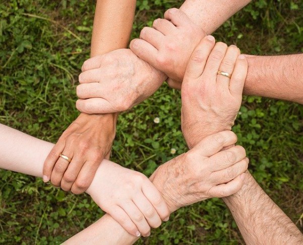 maini ale unor membri ai familiei care se tin una de alta