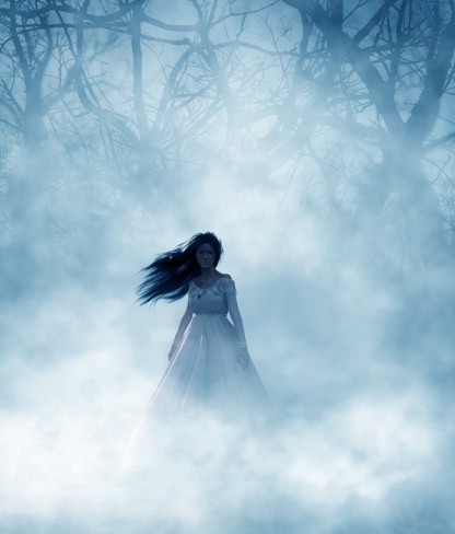 femeie imbracata in alb aflata in intuneric in ceata