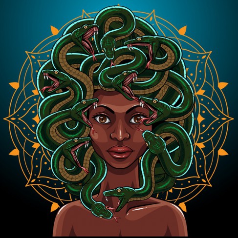 femeie furioasa cu serpi in par