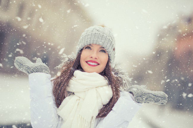 femeie frumoasa care sta in ninsoare