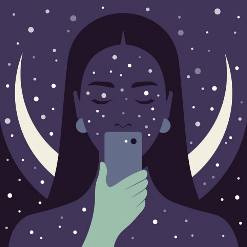 femeie inconjurata de stele cu telefon in mana si luna pe fundal