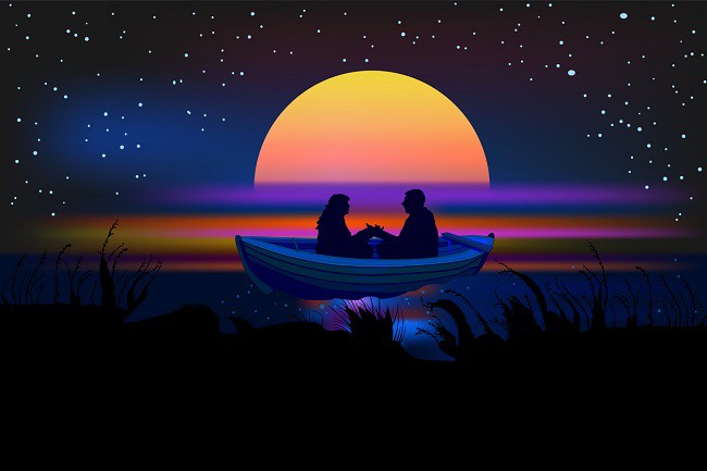 cuplu romantic care se plimba sub clar de luna