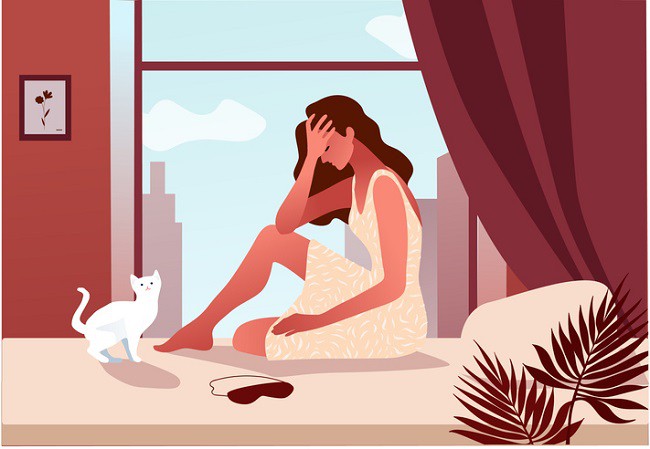 fata care sta la geam cu o pisica si care e obosita