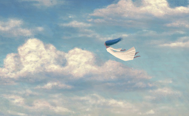femeie care zboara printre nori